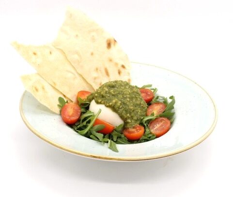 burrata con rucola, tomatitos cherry y pesto 🌱